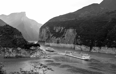 两艘满载着游客的三峡游轮在瞿塘峡的夔门水域航行(6月24日摄).